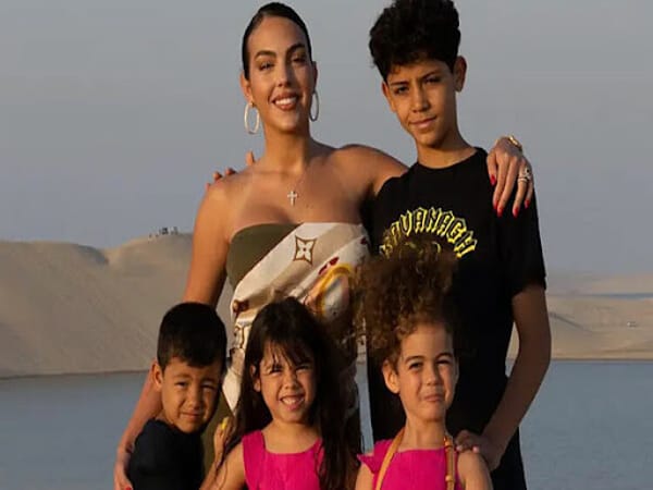 Người đẹp 28 tuổi chụp hình cùng bốn người con trên sa mạc Qatar 