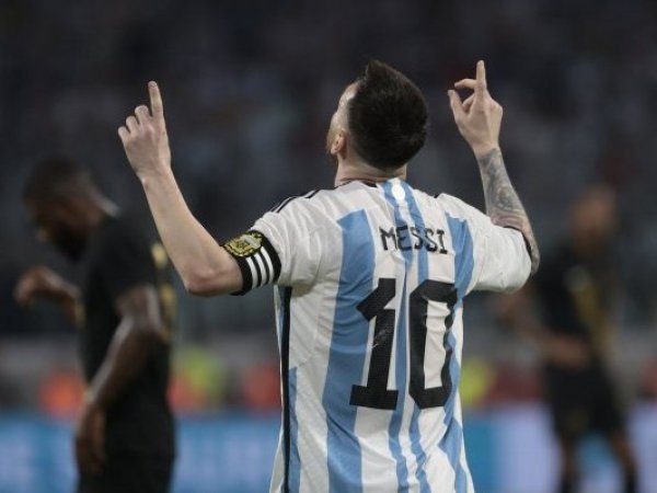 Bóng đá quốc tế sáng 29/3: Hành động đẹp của Messi sau khi lập hat-trick